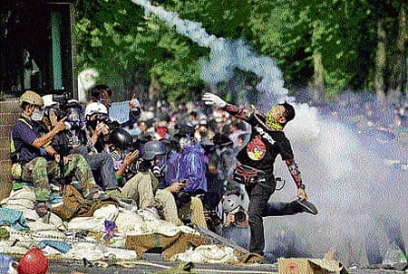 ಥಾಯ್ಲೆಂಡ್‌ ರಾಜಧಾನಿ ಬ್ಯಾಂಕಾಕ್‌ನಲ್ಲಿ ಸರ್ಕಾರಿ ವಿರೋಧಿ ಪ್ರತಿಭಟನೆ ತಾರಕಕ್ಕೇರಿದ್ದು, ಸೋಮವಾರ ಪ್ರತಿಭಟನಾಕಾರನೊಬ್ಬ ಪೊಲೀಸರು ಸಿಡಿಸಿದ್ದ ಅಶ್ರುವಾಯು ಷೆಲ್ ಅನ್ನು ಸರ್ಕಾರಿ ಕಚೇರಿಗೆ ಎಸೆದ ಪರಿ