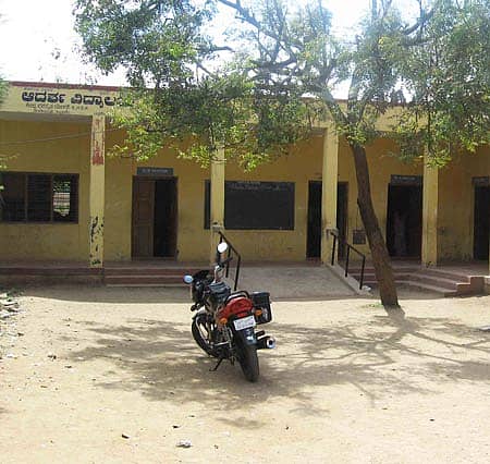 ಮೊಳಕಾಲ್ಮುರಿನಲ್ಲಿ ಕಾರ್ಯನಿರ್ವಹಿಸುತ್ತಿರುವ ಕೇಂದ್ರೀಯ ಆದರ್ಶ ಶಾಲೆಯ ಹೊರನೋಟ.