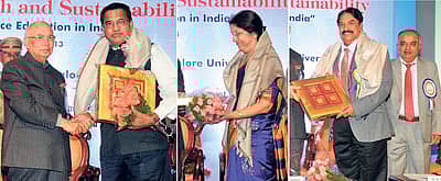 ಬೆಂಗಳೂರಿನಲ್ಲಿ ಗುರುವಾರ ನಡೆದ ಅಖಿಲ ಭಾರತ ವಾಣಿಜ್ಯ ಸಮ್ಮೇಳನದಲ್ಲಿ ಬೆಳಗಾವಿ ರಾಣಿ ಚನ್ನಮ್ಮ ವಿ.ವಿ ಕುಲಪತಿ ಡಾ. ಬಿ.ಆರ್‌. ಅನಂತನ್‌, ವಿಜಾಪುರ ಮಹಿಳಾ ವಿ.ವಿ ಕುಲಪತಿ ಮೀನಾ ಚಂದಾವರ್ಕರ್‌, ಬೆಂಗಳೂರು ವಿ.ವಿ ವಾಣಿಜ್ಯ ವಿಭಾಗದ ಪ್ರಾಧ್ಯಾಪಕ ಡಾ.ಕೆ. ಈರೇಶಿ ಅವರನ್ನು ರಾಜ್ಯಪಾಲ ಎಚ್‌.ಆರ್‌. ಭಾರದ್ವಾಜ್‌ ಸನ್ಮಾನಿಸಿದರು. ಬೆಂಗಳೂರು ವಿಶ್ವವಿದ್ಯಾಲಯದ ಕುಲಪತಿ ಡಾ. ಬಿ.ತಿಮ್ಮೇಗೌಡ ಚಿತ್ರದಲ್ಲಿದ್ದಾರೆ	–ಪ್ರಜಾವಾಣಿ ಚಿತ್ರ