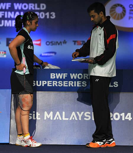 ಮಾರ್ಗದರ್ಶನ... ಕ್ವಾಲಾಲಂಪುರದಲ್ಲಿ ನಡೆಯುತ್ತಿರುವ ವಿಶ್ವ ಸೂಪರ್ ಸರಣಿ ಫೈನಲ್ಸ್‌ನ ಬ್ಯಾಡ್ಮಿಂಟನ್‌ ಟೂರ್ನಿಯ ಪಂದ್ಯದ ವೇಳೆ ಗುರುವಾರ ಸೈನಾ ನೆಹ್ವಾಲ್‌ಗೆ ಸಲಹೆ ನೀಡಿದ ರಾಷ್ಟ್ರೀಯ ಕೋಚ್‌ ಪಿ.ಗೋಪಿಚಂದ್‌. ಈ ಪಂದ್ಯದಲ್ಲಿ ಸೈನಾ ಚೀನಾದ ಲೀ ಕ್ಸುಯೆರೂಯಿ ಎದುರು ಪರಾಭವಗೊಂಡರು 	–ಎಎಫ್‌ಪಿ ಚಿತ್ರ