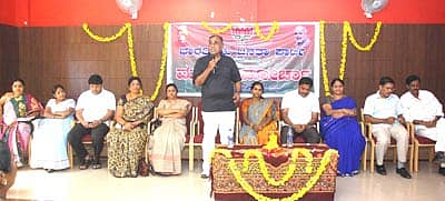 ಚಿತ್ರದುರ್ಗದಲ್ಲಿ ಭಾನುವಾರ ನಡೆದ ಬಿಜೆಪಿ ಮಹಿಳಾ ಮೋರ್ಚಾ ಜಿಲ್ಲಾ ಘಟಕದ ಕಾರ್ಯಕಾರಿಣಿಯಲ್ಲಿ ಶಾಸಕ ಜಿ.ಎಚ್.ತಿಪ್ಪಾರೆಡ್ಡಿ ಮಾತನಾಡಿದರು. ಸಂಸತ್ ಸದಸ್ಯ ಜನಾರ್ದನಸ್ವಾಮಿ, ಬಿಜೆಪಿ ಜಿಲ್ಲಾ ಘಟಕದ ಅಧ್ಯಕ್ಷ ನರೇಂದ್ರನಾಥ್ ಇದ್ದರು.