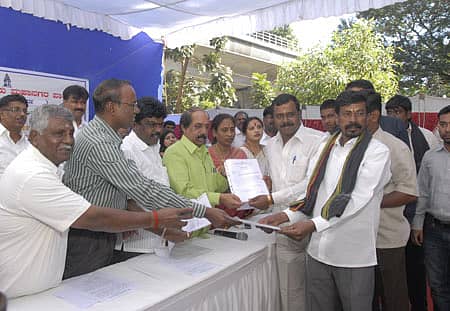 ನಗರದಲ್ಲಿ ಸೋಮವಾರ ಏರ್ಪಡಿಸಿದ್ದ ಸಮಾರಂಭದಲ್ಲಿ ವಾರ್ಡ್ಮಟ್ಟದ ಕಾಮಗಾರಿ ಕೈಗೊಳ್ಳಲು ಮೇಯರ್ ಬಿ.ಎಸ್. ಸತ್ಯನಾರಾಯಣ, ಗುತ್ತಿಗೆದಾರರಿಗೆ ಕಾರ್ಯದ ಆದೇಶ ನೀಡಿದರು