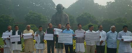 ಅಡಿಕೆ ನಿಷೇಧ ಬೇಡ ಎಂದು ಆಗ್ರಹಿಸಿ ಕರ್ನಾಟಕದ ಬಿಜೆಪಿ ಸಂಸದರು ಮಂಗಳವಾರ ಸಂಸತ್ ಭವನದ ಗಾಂಧಿ ಪ್ರತಿಮೆ ಬಳಿ ಪ್ರತಿಭಟನೆ ನಡೆಸಿದರು.