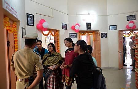 ಮಹಿಳೆಯರು ಹಾಗೂ ವಿದ್ಯಾರ್ಥಿನಿಯರು ಸ್ಪಂದನ ಸಂಕೀರ್ಣದ ಬಗ್ಗೆ ಪೊಲೀಸರಿಂದ ಮಾಹಿತಿ ಪಡೆದರು