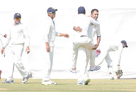 ಹುಬ್ಬಳ್ಳಿಯಲ್ಲಿ ಪಂಜಾಬ್ ವಿರುದ್ಧ ನಡೆದ ರಣಜಿ ಪಂದ್ಯದಲ್ಲಿ ಮಂಗಳವಾರ ಜಯ ಸಾಧಿಸಿದ ಕರ್ನಾಟಕ ತಂಡದ ಆಟಗಾರರ ಸಂಭ್ರಮ ಪ್ರಜಾವಾಣಿ ಚಿತ್ರ: ಎಂ.ಆರ್.ಮಂಜುನಾಥ