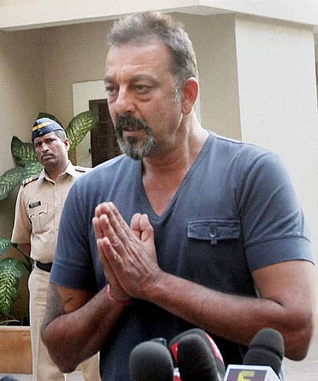 ಪೆರೋಲ್ ಮೇಲೆ ಜೈಲಿನಿಂದ ಹೊರ ಬಂದ ನಟ ಸಂಜಯ್ ದತ್ ಸುದ್ದಿಗಾರರೊಂದಿಗೆ ಮಾತನಾಡಿದರು –ಪಿಟಿಐ ಚಿತ್ರ.