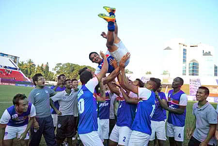 ಬೆಂಗಳೂರಿನಲ್ಲಿ ಶನಿವಾರ ನಡೆದ ಐ ಲೀಗ್ ಫುಟ್ಬಾಲ್ ಪಂದ್ಯದಲ್ಲಿ ಸಲಗಾಂವ್ಕರ್ ಎದುರು ಗೆಲುವು ಪಡೆದ ನಂತರ ಬಿಎಫ್ಸಿ ಆಟಗಾರರು ನಾಯಕ ಸುನಿಲ್ ಚೆಟ್ರಿ ಅವರನ್ನು ಎತ್ತಿ ಹಿಡಿದು ಸಂಭ್ರಮಿಸಿದ್ದು ಹೀಗೆ –ಪ್ರಜಾವಾಣಿ ಚಿತ್ರ