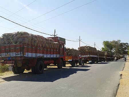 ಹರಪನಹಳ್ಳಿಯಲ್ಲಿ ಸೋಮವಾರ ಮೆಕ್ಕೆಜೋಳ ಚೀಲ ತುಂಬಿದ ಲಾರಿಗಳು ರಸ್ತೆ ಬದಿ ನಿಂತಿದ್ದವು.