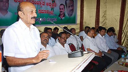 ಮಡಿಕೇರಿಯ ಕಾವೇರಿ ಕಲಾಕ್ಷೇತ್ರದಲ್ಲಿ ಬುಧವಾರ ನಡೆದ ಜೆಡಿಎಸ್ ಅಲ್ಪಸಂಖ್ಯಾತರ ಜಾಗೃತಿ ಸಮಾವೇಶದಲ್ಲಿ ವಿಧಾನ ಪರಿಷತ್ ಸದಸ್ಯ ಎಂ.ಸಿ. ನಾಣಯ್ಯ ಮಾತನಾಡಿದರು. ಪಕ್ಷದ ಮಹಾಪ್ರಧಾನ ಕಾರ್ಯದರ್ಶಿ ಅಬ್ದುಲ್ ಅಜೀಂ, ಜಿಲ್ಲಾಧ್ಯಕ್ಷ ವಿ.ಪಿ. ಶಶಿಧರ್, ರಾಜ್ಯ ಅಲ್ಪಸಂಖ್ಯಾತರ ಘಟಕದ ಅಧ್ಯಕ್ಷ ಸಯ್ಯದ್ ಮೊಯಿನ್ ಅಲ್ತಾಫ್, ಇದ್ದರು.