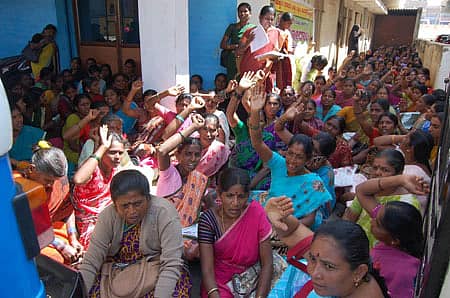 ಅಂಗನವಾಡಿಗಳನ್ನು ಖಾಸಗೀಕರಣದಿಂದ ಉಳಿಸಬೇಕು ಎಂದು ಆಗ್ರಹಿಸಿ ಕೋಲಾರದ ಶಿಶು ಅಭಿವೃದ್ಧಿ ಯೋಜನಾಧಿಕಾರಿ ಕಚೇರಿ ಮುಂದೆ ಗುರುವಾರ ರಾಜ್ಯ ಅಂಗನವಾಡಿ ನೌಕರರ ಸಂಘದ ತಾಲ್ಲೂಕು ಸಮಿತಿ ಹಮ್ಮಿಕೊಂಡಿದ್ದ ಧರಣಿಯಲ್ಲಿ ನೂರಾರು ಕಾರ್ಯಕರ್ತೆಯರು ಪಾಲ್ಗೊಂಡಿದ್ದರು.