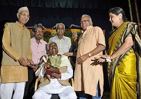 ಬೆಂಗಳೂರಿನಲ್ಲಿ ಶುಕ್ರವಾರ ಏರ್ಪಡಿಸಿದ್ದ ಸಮಾರಂಭದಲ್ಲಿ ವಿಮರ್ಶಕ ಡಾ. ಗಿರಡ್ಡಿ ಗೋವಿಂದರಾಜ ಅವರಿಗೆ ಕವಿ ಚೆನ್ನವೀರ ಕಣವಿ ಅವರು ‘ಡಾ.ಜಿಎಸ್ಎಸ್’ ಪ್ರಶಸ್ತಿ ಪ್ರದಾನ ಮಾಡಿದರು. ಡಾ. ಜಿಎಸ್ಎಸ್ ವಿಶ್ವಸ್ಥ ಮಂಡಳಿ ಕಾರ್ಯದರ್ಶಿ ಶೂದ್ರ ಶ್ರೀನಿವಾಸ, ಕನ್ನಡ ಸಾಹಿತ್ಯ ಪರಿಷತ್ ಅಧ್ಯಕ್ಷ ಪುಂಡಲೀಕ ಹಾಲಂಬಿ, ಜಿಎಸ್ಎಸ್ ಅವರ ಪುತ್ರಿ ಜಯಂತಿ, ಡಾ. ಜಿಎಸ್ಎಸ್ ವಿಶ್ವಸ್ಥ ಮಂಡಳಿ ಅಧ್ಯಕ್ಷ ಎಚ್.ಎಸ್. ವೆಂಕಟೇಶಮೂರ್ತಿ ಮತ್ತು ಲೇಖಕಿ ಎಂ.ಎಸ್. ಆಶಾದೇವಿ ಚಿತ್ರದಲ್ಲಿದ್ದಾರೆ –ಪ್ರಜಾವಾಣಿ ಚಿತ್ರ