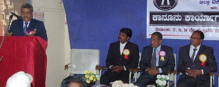 ಗದಗ ಜಿಲ್ಲಾ ವಕೀಲರ ಸಂಘ ಶುಕ್ರವಾರ ಏರ್ಪಡಿಸಿದ್ದ ಕಾನೂನು ಕಾರ್ಯಾಗಾರದಲ್ಲಿ ಉಪ ಲೋಕಾಯುಕ್ತ ಸುಭಾಷ ಬಿ. ಅಡಿ ಮಾತನಾಡಿದರು. ಸಂಘದ ಕಾರ್ಯದರ್ಶಿ ಕೆ.ಎಲ್.ಕರಿಗೌಡ್ರ, ಅಧ್ಯಕ್ಷ ವಿ.ಬಿ.ಹುಬ್ಬಳ್ಳಿ ಇದ್ದಾರೆ.