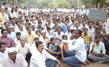 ಬೆಳಗಾವಿ ಜಿಲ್ಲಾಧಿಕಾರಿ ಕಚೇರಿ ಮುಂದೆ ಮುಚ್ಚಂಡಿ ಗ್ರಾಮಸ್ಥರ ಪ್ರತಿಭಟನೆ (ಸಂಗ್ರಹ ಚಿತ್ರ)