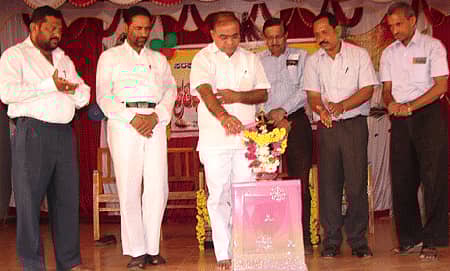 ಬೈಂದೂರು ಸರ್ಕಾರಿ ಪ್ರಥಮ ದರ್ಜೆ ಕಾಲೇಜಿನ ವಿದ್ಯಾರ್ಥಿ ಪ್ರತಿಭಾ ಪ್ರದರ್ಶನವನ್ನು ಕೆ. ಗೋಪಾಲ ಪೂಜಾರಿ ಸೋಮವಾರ ಉದ್ಘಾಟಿಸಿದರು. ಜನಾರ್ದನ, ಎಸ್. ರಾಜು ಪೂಜಾರಿ, ಪ್ರೊ. ರಾಘವೇಂದ್ರ ಭಟ್, ಪ್ರೊ. ಅನಿಲ್‌ಕುಮಾರ್‌, ಡಾ. ಉಮೇಶ ಮಯ್ಯ ಇದ್ದರು.