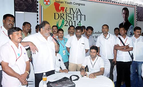 ಶ್ರೀರಂಗಪಟ್ಟಣ ಹೊರವಲಯದಲ್ಲಿ ಸೋಮವಾರದಿಂದ ಆರಂಭವಾದ ಕಾಂಗ್ರೆಸ್‌ನ ‘ಯುವದೃಷ್ಟಿ–2014’ ಕಾರ್ಯಾಗಾರದಲ್ಲಿ ಮಂಡ್ಯ ಜಿಲ್ಲಾ ಉಸ್ತುವಾರಿ ಸಚಿವ ಅಂಬರೀಷ್‌ ಮಾತನಾಡಿದರು. ಯುವ ಕಾಂಗ್ರೆಸ್‌ ರಾಜ್ಯ ಘಟಕದ ಅಧ್ಯಕ್ಷ ರಿಜ್ವಾನ್‌ ಅರ್ಷದ್‌, ಪ್ರಧಾನ ಕಾರ್ಯದರ್ಶಿ ನಟರಾಜ್‌ ಇದ್ದಾರೆ.