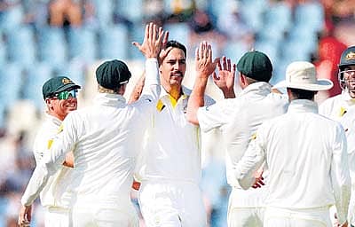 ವಿಕೆಟ್‌ ಪಡೆದ ಖುಷಿ... ಸೆಂಚೂರಿಯನ್‌ನ ಸೂಪರ್‌ ಸ್ಪೋರ್ಟ್‌್ ಪಾರ್ಕ್‌ ಕ್ರೀಡಾಂಗಣದಲ್ಲಿ ನಡೆದ ಟೆಸ್ಟ್‌್ ಕ್ರಿಕೆಟ್‌ ಪಂದ್ಯದಲ್ಲಿ ದಕ್ಷಿಣ ಆಫ್ರಿಕಾ ತಂಡದ ರ್‍್ಯಾನ್‌ ಮೆಕ್‌ಲಾರೆನ್‌ ವಿಕೆಟ್‌ ಪಡೆದಾಗ ಆಸ್ಟ್ರೇಲಿಯಾ ತಂಡದ ಮಿಷೆಲ್‌ ಜಾನ್ಸನ್‌್ ತಂಡದ ಸಹ ಆಟಗಾರರ ಜೊತೆ ಸಂಭ್ರಮಿಸಿದ ಕ್ಷಣ 	–ಎಎಫ್‌ಪಿ ಚಿತ್ರ