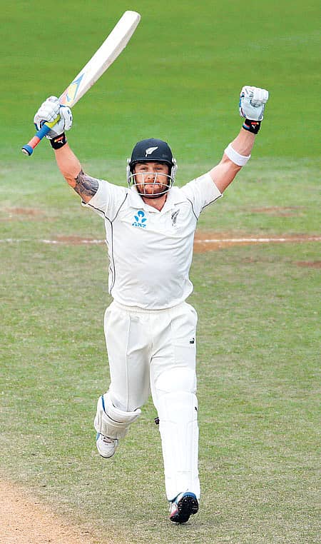 ವೆಲಿಂಗ್ಟನ್‌ನಲ್ಲಿ ಮಂಗಳವಾರ ಕೊನೆಗೊಂಡ ಭಾರತ ವಿರುದ್ಧದ ಟೆಸ್ಟ್‌ ಕ್ರಿಕೆಟ್‌ ಸರಣಿಯ ಎರಡನೇ ಪಂದ್ಯದಲ್ಲಿ ತ್ರಿಶತಕ ಗಳಿಸಿದ ನ್ಯೂಜಿಲೆಂಡ್‌ ತಂಡದ ನಾಯಕ ಬ್ರೆಂಡನ್‌ ಮೆಕ್ಲಮ್‌ ಸಂಭ್ರಮಿಸಿದ ಪರಿ	–ರಾಯಿಟರ್ಸ್‌ ಚಿತ್ರ