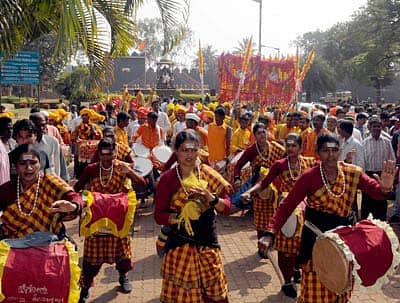 ಶಿವಾಜಿ ಜಯಂತಿ ಅಂಗವಾಗಿ ಬೆಳಗಾವಿಯಲ್ಲಿ ಬುಧವಾರ ನಡೆದ ಮೆರವಣಿಗೆಯಲ್ಲಿ ಮಹಿಳೆಯರ ಡೊಳ್ಳು ಕುಣಿತ ಗಮನ ಸೆಳೆಯಿತು.