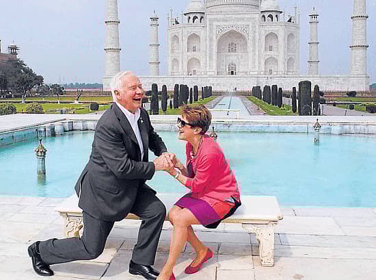 ಭಾರತದ ಅಧಿಕೃತ ಪ್ರವಾಸದಲ್ಲಿ ಇರುವ ಕೆನಡಾದ ಗೌರ್ನರ್ ಜನರಲ್ ಡೆವಿಡ್ ಜಾನ್ ಸ್ಟನ್ ಪತ್ನಿ ಶರಾನ್ ಜತೆ ಭಾನುವಾರ ಆಗ್ರಾದ ತಾಜ್ಮಹಲ್ ಎದುರು ಸಂತಸದಿಂದ ಕಳೆದ ಕ್ಷಣ –ಎಎಫ್ಪಿ ಚಿತ್ರ