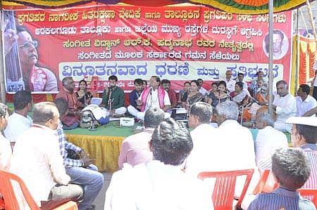 ಅರಕಲಗೂಡಿನ ರಸ್ತೆಗಳ ದುರಸ್ತಿಗೆ ಆಗ್ರಹಿಸಿ ಸೋಮವಾರ ಸಂಗೀತ ವಿದ್ವಾಂಸ ಆರ್.ಕೆ. ಪದ್ಮನಾಭ ಮತ್ತು ತಂಡದವರು ಸಂಗೀತ ಕಛೇರಿ ಮೂಲಕ ಪ್ರತಿಭಟನೆ ನಡೆಸಿದರು.