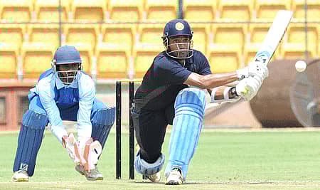 ಬೆಂಗಳೂರಿನಲ್ಲಿ ಗುರುವಾರ ನಡೆದ ಕೆ.ಎಸ್. ಸುಬ್ಬಯ್ಯ ಪಿಳ್ಳೈ ಟ್ರೋಫಿ ದಕ್ಷಿಣ ವಲಯ ಏಕದಿನ ಕ್ರಿಕೆಟ್ ಟೂರ್ನಿಯ ಪಂದ್ಯದಲ್ಲಿ ಅರ್ಧಶತಕ ದಾಖಲಿಸಿದ ರಾಬಿನ್ ಉತ್ತಪ್ಪ ರಿವರ್ಸ್ ಸ್ವೀಪ್ ಮಾಡಲು ಮುಂದಾದ ಕ್ಷಣ –ಪ್ರಜಾವಾಣಿ ಚಿತ್ರ/ಆರ್.ಶ್ರೀಕಂಠ ಶರ್ಮ