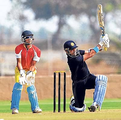 ಬೆಂಗಳೂರಿನ ಬಳಿ ಇರುವ ಆಲೂರು ಕ್ರೀಡಾಂಗಣದಲ್ಲಿ ಭಾನುವಾರ ನಡೆದ ಸುಬ್ಬಯ್ಯ ಪಿಳ್ಳೈ ದಕ್ಷಿಣ ವಲಯ ಏಕದಿನ ಕ್ರಿಕೆಟ್ ಟೂರ್ನಿಯ ಕೇರಳ ವಿರುದ್ಧದ ಪಂದ್ಯದಲ್ಲಿ ಶತಕ ಸಿಡಿಸಿದ ಕರ್ನಾಟಕ ತಂಡದ ಆರಂಭಿಕ ಬ್ಯಾಟ್ಸ್ಮನ್ ರಾಬಿನ್ ಉತ್ತಪ್ಪ ಚೆಂಡನ್ನು ಬಾರಿಸಿದ ಕ್ಷಣ –ಪ್ರಜಾವಾಣಿ ಚಿತ್ರ/ಕಿಶೋರ್ ಕುಮಾರ್ ಬೋಳಾರ್