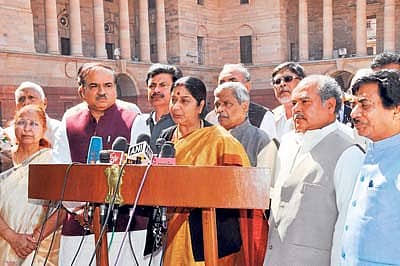 ಮಧ್ಯಪ್ರದೇಶದಲ್ಲಿ ಮಳೆಹಾನಿಯಿಂದ ರೈತರು ಕಂಗೆಟ್ಟಿದ್ದು, ಅವರ ಬಗ್ಗೆ ಕೇಂದ್ರ ಸರ್ಕಾರ ನಿರ್ಲಕ್ಷ್ಯ ತಾಳಿದೆ ಎಂದು ಆರೋಪಿಸಿ ಆ ರಾಜ್ಯದ ಸಂಸದರು, ಲೋಕಸಭೆ ಪ್ರತಿಪಕ್ಷದ ನಾಯಕಿ ಸುಷ್ಮಾ ಸ್ವರಾಜ್ ಹಾಗೂ ಇತರ ಮುಖಂಡರೊಂದಿಗೆ ರಾಷ್ಟ್ರಪತಿಗಳನ್ನು ಗುರುವಾರ ಭೇಟಿ ಮಾಡಿ, ನಂತರ ಸುದ್ದಿಗೋಷ್ಠಿಯಲ್ಲಿ ಮಾತನಾಡಿದರು