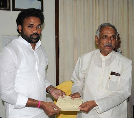 ಬಿಎಸ್‌ಆರ್‌ ಕಾಂಗ್ರೆಸ್‌ ಪಕ್ಷದ ಸಂಸ್ಥಾಪಕ ಬಿ.ಶ್ರೀರಾಮುಲು ಅವರು ಬುಧವಾರ ವಿಧಾನಸೌಧದಲ್ಲಿ ವಿಧಾನಸಭೆ ಅಧ್ಯಕ್ಷ ಕಾಗೋಡು ತಿಮ್ಮಪ್ಪ ಅವರನ್ನು ಭೇಟಿಮಾಡಿ ಶಾಸಕ ಸ್ಥಾನಕ್ಕೆ ರಾಜೀನಾಮೆ ಸಲ್ಲಿಸಿದರು	–ಪ್ರಜಾವಾಣಿ ಚಿತ್ರ