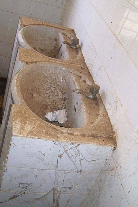 ದೂಳು ಹಿಡಿದಿರುವ ಶೌಚಾಲಯದಲ್ಲಿನ ವಾಶ್ –ಬೇಸಿನ್.