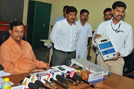 ಹಾವೇರಿ ನಗರದ ಜಿಲ್ಲಾಧಿಕಾರಿಗಳ ಕಚೇರಿಯಲ್ಲಿ ನಡೆದ ಪತ್ರಿಕಾಗೋಷ್ಠಿಯಲ್ಲಿ ಹೆಚ್ಚುವರಿ ಜಿಲ್ಲಾಧಿಕಾರಿ ಶಶಿಧರ ಕುರೇರ ಅತ್ಯಾಧುನಿಕ ಮತಯಂತ್ರಗಳ ಬಗ್ಗೆ ಮಾಹಿತಿ ನೀಡಿದರು. ಜಿಲ್ಲಾ ಚುನಾವಣಾಧಿಕಾರಿ ಎಂ. ಮಂಜುನಾಥ ನಾಯ್ಕ್ ಚಿತ್ರದಲ್ಲಿದ್ದಾರೆ.