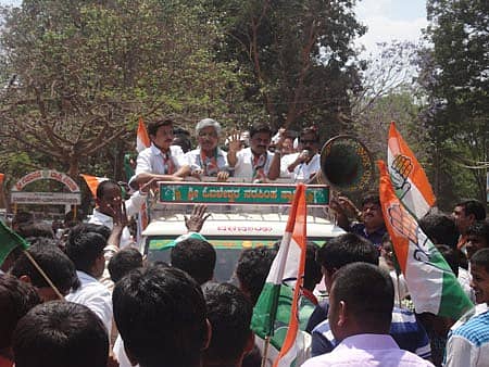 ಲೋಕಸಭಾ ಕಾಂಗ್ರೆಸ್ ಅಭ್ಯರ್ಥಿ ಜಯಪ್ರಕಾಶ್ ಹೆಗ್ಡೆ ತರೀಕೆರೆಯಲ್ಲಿ ಶುಕ್ರವಾರ ರೋಡ್ ಶೋ ಮತ್ತು ಪಾದ ಯಾತ್ರೆ ಮೂಲಕ ಮತ ಯಾಚಿಸಿದರು.