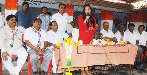 ಕಿಕ್ಕೇರಿ ಹೋಬಳಿಯ ಮಾದಾಪುರದಲ್ಲಿ ಶನಿವಾರ ಲೋಕಸಭಾ ಚುನಾವಣಾ ಕಾಂಗ್ರೆಸ್ ಅಭ್ಯರ್ಥಿ ರಮ್ಯಾ ಬೆಂಬಲಿಗರೊಂದಿಗೆ ಮತಯಾಚನೆ ಮಾಡಿದರು.