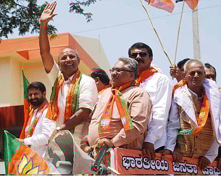 ಹಾಸನ ಲೋಕಸಭಾ ಕ್ಷೇತ್ರದಿಂದ ಬಿಜೆಪಿ ಅಭ್ಯರ್ಥಿಯಾಗಿ ನಾಮಪತ್ರ ಸಲ್ಲಿಸಲು ಮೆರವಣಿಗೆಯಲ್ಲಿ ಬರುತ್ತಿರುವ ಮಾಜಿ ಸಚಿವ ಸಿ.ಎಚ್‌. ವಿಜಯಶಂಕರ್‌. ಸಿ.	ಟಿ. ರವಿ, ಗೊ. ಮಧುಸೂದನ್‌ ಹಾಗೂ ಇತರರು ಇದ್ದಾರೆ.