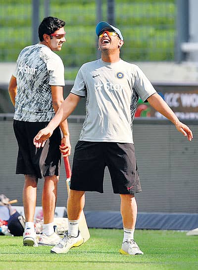 ನಿರಾಳ... ಭಾರತ ಕ್ರಿಕೆಟ್ ತಂಡದ ನಾಯಕ ಮಹೇಂದ್ರ ಸಿಂಗ್ ದೋನಿ ಗುರುವಾರ ಅಭ್ಯಾಸದ ವೇಳೆ ತಮಾಷೆಯಲ್ಲಿ ತೊಡಗಿದ್ದ ಕ್ಷಣ –ಎಪಿ ಚಿತ್ರ