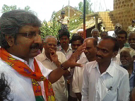 ಹಾನಗಲ್‌ ತಾಲ್ಲೂಕಿನ ಕಂಚಿನೆಗಳೂರು ಗ್ರಾಮದಲ್ಲಿ ಚುನಾವಣಾ ಪ್ರಚಾರ ಮತ್ತು ಮತಯಾಚನೆ ಕೈಗೊಂಡ ಬಿಜೆಪಿ ಅಭ್ಯರ್ಥಿ ಶಿವಕುಮಾರ ಉದಾಸಿ ಗ್ರಾಮಸ್ಥರೊಂದಿಗೆ ಚರ್ಚೆ ನಡೆಸಿದರು.