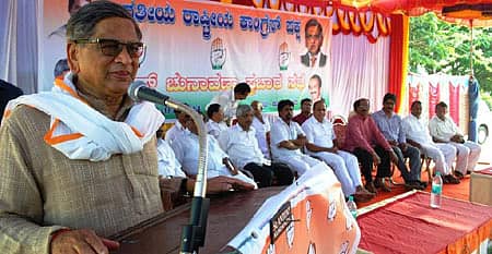 ಕುಂದಾಪುರದ ನೆಹರೂ ಮೈದಾನದಲ್ಲಿ ಗುರುವಾರ ಸಂಜೆ ನಡೆದ ಕಾಂಗ್ರೆಸ್ ಪಕ್ಷದ ಬಹಿರಂಗ ಸಭೆಯಲ್ಲಿ ಮಾಜಿ ಮುಖ್ಯಮಂತ್ರಿ ಎಸ್.ಎಂ ಕೃಷ್ಣ ಮಾತನಾಡಿದರು. ಸಚಿವ ವಿನಯಕುಮಾರ ಸೊರಕೆ, ಸಂಸದ ಕೆ.ಜಯಪ್ರಕಾಶ ಹೆಗ್ಡೆ, ಶಾಸಕ ಕೆ.ಗೋಪಾಲ ಪೂಜಾರಿ ಇದ್ದರು.