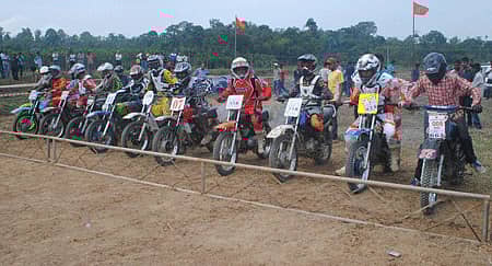 ಗೋಣಿಕೊಪ್ಪಲು ಬಳಿಯ ಬೇಗೂರು ಕೊಲ್ಲಿ ಗದ್ದೆಬಯಲಿನಲ್ಲಿ ಪೊನ್ನಂಪೇಟೆ ಗೋಲ್ಡನ್ ಜೇಸೀಸ್ ಭಾನುವಾರ ಆಯೋಜಿಸಿದ್ದ ಆಟೋಕ್ರಾಸ್ ರ್್ಯಾಲಿಯಲ್ಲಿ ಮುನ್ನುಗ್ಗಲು ಸಜ್ಜಾದ ಬೈಕ್ ಸವಾರರು