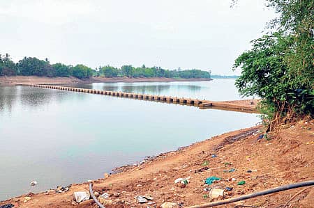 ಹಿಪ್ಪರಗಿ ಬ್ಯಾರೇಜ್‌ ನಿರ್ಮಾಣದಿಂದಾಗಿ ವರ್ಷದ 10 ತಿಂಗಳು ಮುಳುಗುವ ರಬಕವಿ–ಮಹಿಷವಾಡಗಿ ನಡುವಿನ ಕೆಳ ಮಟ್ಟದ ಬ್ಯಾರೇಜ್ ಕಮ್‌ ಬ್ರಿಜ್‌ 	–ಸಂಗ್ರಹ ಚಿತ್ರ