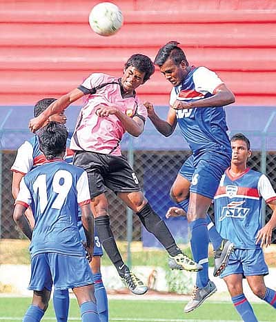 ಸೋಮವಾರ ಕೆಎಸ್ಎಫ್ಎ ಕ್ರೀಡಾಂಗಣದಲ್ಲಿ ನಡೆದ ಸೂಪರ್ ಡಿವಿಷನ್ ಫುಟ್ಬಾಲ್ ಟೂರ್ನಿಯಲ್ಲಿ ಸೌಥರ್ನ್ ಯುನೈಟೆಡ್ ತಂಡದ ದಿವಾಕರ್ (ಎಡ), ಹಾಗೂ ಬೆಂಗಳೂರು ಫುಟ್ಬಾಲ್ ಕ್ಲಬ್ ತಂಡದ ಶಂಕರ್ ಅವರು ಚೆಂಡಿನ ಮೇಲೆ ಹಿಡಿತ ಸಾಧಿಸಲು ಮುಂದಾದ ಕ್ಷಣ –ಪ್ರಜಾವಾಣಿ ಚಿತ್ರ