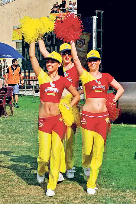 ರಾಜಸ್ತಾನ ರಾಯಲ್ಸ್‌ ಎದುರಿನ ಐಪಿಎಲ್‌ ಪಂದ್ಯದ ವೇಳೆ ಚೆನ್ನೈ ಸೂಪರ್‌ ಕಿಂಗ್ಸ್ ತಂಡದ ಚಿಯರ್‌ ಬೆಡಗಿಯರು ಕ್ರೀಡಾಂಗಣದಲ್ಲಿ ಕಾಣಿಸಿಕೊಂಡ ರೀತಿ 	–ಪಿಟಿಐ ಚಿತ್ರ