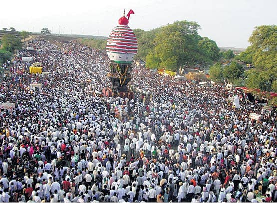 ಗದಗ ಜಿಲ್ಲೆಯ ಶಿರಹಟ್ಟಿಯಲ್ಲಿ ಬುಧವಾರ ನಡೆದ ಜಗದ್ಗುರು ಫಕೀರೇಶ್ವರ ಸ್ವಾಮಿಗಳ ರಥೋತ್ಸವದಲ್ಲಿ ಪಾಲ್ಗೊಂಡಿದ್ದ ಅಪಾರ ಸಂಖ್ಯೆಯ ಭಕ್ತ ಸಮೂಹ