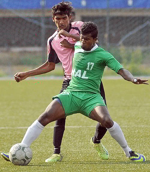 ಎಚ್‌ಎಎಲ್‌ ತಂಡದ ಗೋಪಿ ಅವರು ಸೌಥ್‌ ಯುನೈಟೆಡ್‌ ತಂಡದ ಟೋನಿ ಜೊತೆ  ಚೆಂಡಿಗಾಗಿ ಪೈಪೋಟಿ ನಡೆಸಿದ ಕ್ಷಣ 	–ಪ್ರಜಾವಾಣಿ ಚಿತ್ರ