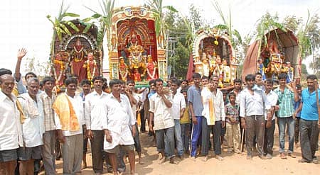 ಚಿಕ್ಕಬಳ್ಳಾಪುರ ತಾಲ್ಲೂಕು ಗುಂಡ್ಲುಗುರ್ಕಿ ಗ್ರಾಮದಲ್ಲಿ ಮಂಗಳವಾರ ನಡೆದ ಅದ್ಧೂರಿ ಜಾತ್ರೆಯಲ್ಲಿ ಪಾಲ್ಗೊಂಡಿದ್ದ ಜನಸ್ತೋಮ.