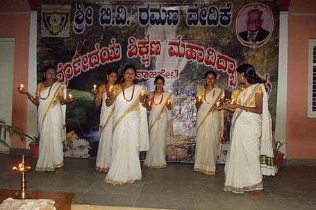 ವಿರಾಜಪೇಟೆಯ ಸಮೀಪದ ಅರಮೇರಿಯ ಕಳಂಚೇರಿ ಮಠದ ಶಾಲಾ ಸಭಾಂಗಣದಲ್ಲಿ ಸರ್ವೋದಯ ಶಿಕ್ಷಣ ಮಹಾವಿದ್ಯಾಲಯದ ಬಿಇಡಿ ವಿದ್ಯಾರ್ಥಿಗಳಿಗೆ ಈಚೆಗೆ ಆಯೋಜಿಸಿದ್ದ ‘ಪೌರತ್ವ ತರಬೇತಿ ಶಿಬಿರ’ದ ಶಿಬಿರಾಗ್ನಿ ಕಾರ್ಯಕ್ರಮದಲ್ಲಿ ಶಿಬಿರಾರ್ಥಿಗಳು ನೃತ್ಯ ಪ್ರದರ್ಶಿಸಿದರು.