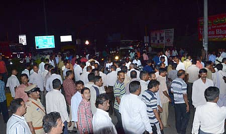 ರಾಜ್ಯ ಮೀಸಲು ಪೊಲೀಸ್ ಪಡೆಯ (ಕೆಎಸ್ಆರ್ಪಿ) ಎಡಿಜಿಪಿಯಾಗಿದ್ದ ಡಾ.ಪಿ. ರವೀಂದ್ರನಾಥ್ ಅವರಿಗೆ ಬೆಂಬಲ ಸೂಚಿಸಿ ಮೈಸೂರಿನ ಲಲಿತಮಹಲ್ ರಸ್ತೆಯಲ್ಲಿ ಕೆಎಸ್ಆರ್ಪಿ 5ನೇ ಬೆಟಾಲಿಯನ್ ಸಿಬ್ಬಂದಿ ಗುರುವಾರ ರಸ್ತೆ ತಡೆ ನಡೆಸಿ ಪ್ರತಿಭಟನೆ ನಡೆಸಿದರು.