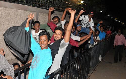 ಐಪಿಎಲ್ ಫೈನಲ್ ಪಂದ್ಯಕ್ಕೆ ಟಿಕೆಟ್ ಪಡೆಯಲು ಚಿನ್ನಸ್ವಾಮಿ ಕ್ರೀಡಾಂಗಣದ ಮುಂಭಾಗದಲ್ಲಿರುವ ಕೌಂಟರ್ ಬಳಿ ಗುರುವಾರ ಮಧ್ಯರಾತ್ರಿಯೇ ಅಭಿಮಾನಿಗಳು ಕಾದು ನಿಂತಿದ್ದರು –ಪ್ರಜಾವಾಣಿ ಚಿತ್ರಗಳು/ಸತೀಶ್ ಬಡಿಗೇರ್