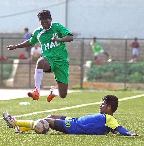 ಬೆಂಗಳೂರಿನಲ್ಲಿ ನಡೆಯುತ್ತಿರುವ ಸೂಪರ್ ಡಿವಿಷನ್ ಫುಟ್ಬಾಲ್ ಲೀಗ್ ಚಾಂಪಿಯನ್ಷಿಪ್ನ ಪಂದ್ಯದಲ್ಲಿ ಎಚ್ಎಎಲ್ ತಂಡದ ಜೆ. ಕಾರ್ತಿಕೇಯನ್ (ಬಲ) ಎಡಿಇ ತಂಡದ ಎಳಂಗವನ್ ಮೇಲಿನಿಂದ ಜಿಗಿದು ಚೆಂಡಿನ ಮೇಲೆ ನಿಯಂತ್ರಣ ಸಾಧಿಸಲು ಯತ್ನಿಸಿದ ಪರಿ –ಪ್ರಜಾವಾಣಿ ಚಿತ್ರ
