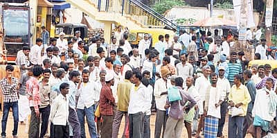 ಹುಬ್ಬಳ್ಳಿ ರೈಲು ನಿಲ್ದಾಣದ ಬಳಿ ಜಮಾಯಿಸಿರುವ ಜನ – ಪ್ರಜಾವಾಣಿ ಚಿತ್ರ: ತಾಜುದ್ದೀನ್ ಆಜಾದ್