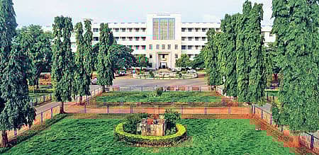 ಹುಬ್ಬಳ್ಳಿಯ ಕರ್ನಾಟಕ ವೈದ್ಯಕೀಯ ವಿಜ್ಞಾನ ಸಂಸ್ಥೆಯ (ಕಿಮ್ಸ್) ಒಂದು ನೋಟ ಪ್ರಜಾವಾಣಿ ಚಿತ್ರ: ತಾಜುದ್ದೀನ್ ಆಜಾದ್