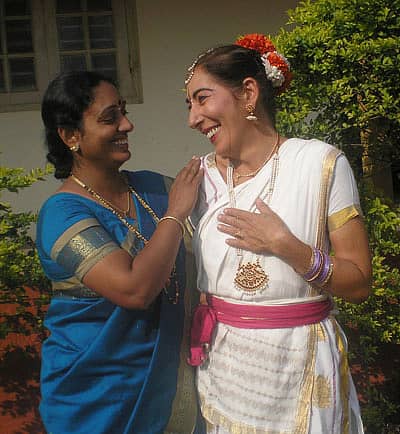 ಇಟಲಿಯ ಮಿರಿಯಾಂ ಬ್ರೆವಿಟ್ಟಿ ತನ್ನ ಭರತನಾಟ್ಯ ಗುರು ಶಿರಸಿಯ ಸೀಮಾ ಭಾಗವತ ಅವರೊಂದಿಗೆ